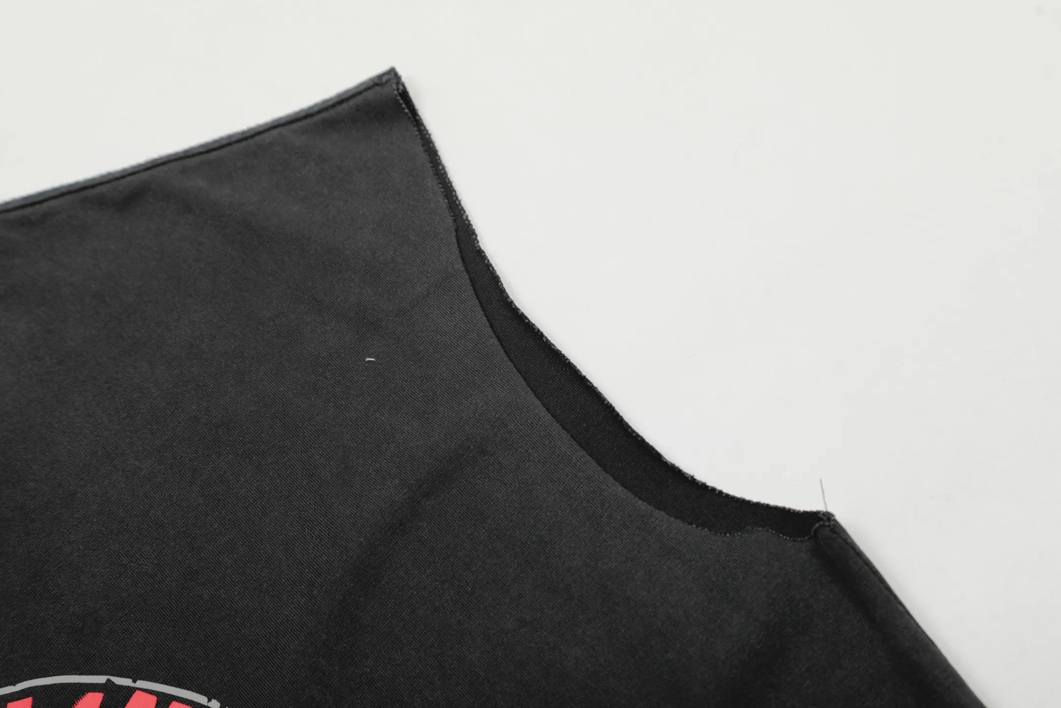 pt #G1021 P116 GALLERY DEPT. Old and frayed sleeveless waistcoat short sleeves. Skull letter printing. Made of 280G double yarn pure cotton. The fabric is comfortable and stylish. After washing and distressing, the upper body becomes more fashionable and cool. The collar and hem are frayed. The design is full. The US version is too large. Color: washed black. Size S/M/L/XL